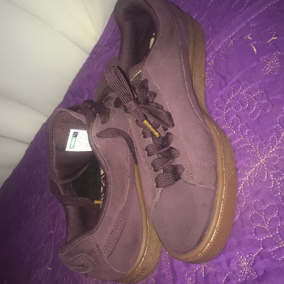 Lightly used burgundy pumas - Picture 3 of 5